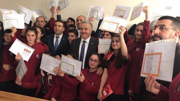 Bakan Arslan, Baba Ocağında Öğrencileri Karne Dağıttı